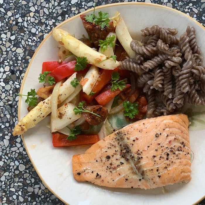 Koken zonder bijkomen: witte asperges met zalm uit de oven