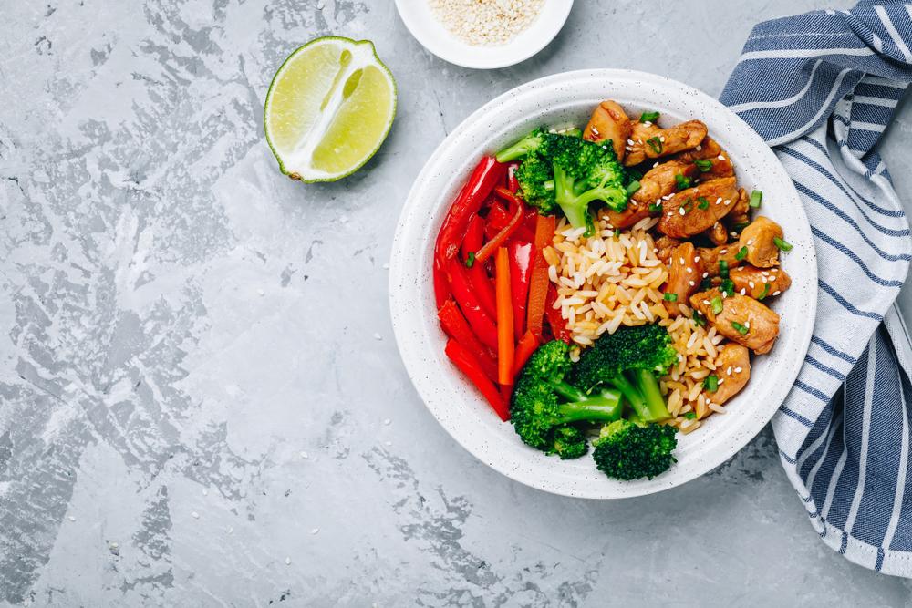 SkinnyLove proof recept: bowl met volle rijst, kip, broccoli en paprika