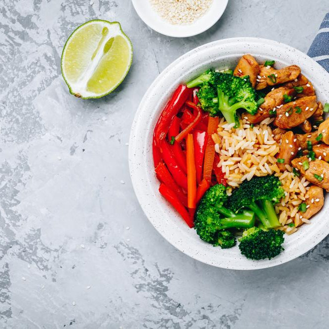 SkinnyLove proof recept: bowl met volle rijst, kip, broccoli en paprika