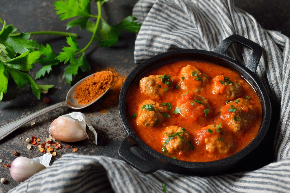 Feesthapje: albondigas met tomatensaus