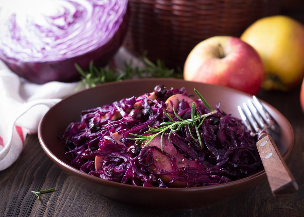 Recept: rodekool uit de wok met appeltjes en blauwe bessen