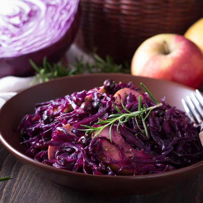 Recept: rodekool uit de wok met appeltjes en blauwe bessen