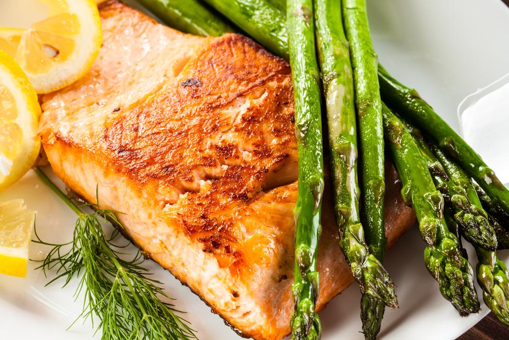 Koken zonder bijkomen: groene asperges met zalm uit de oven